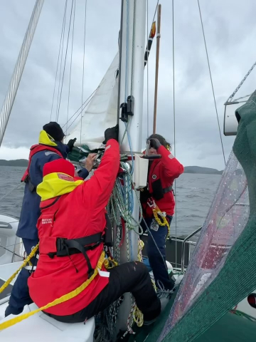 NORTH WE GO!🌎🌊 We are sailing North today in about 30 knots of wind- all harnessed in.